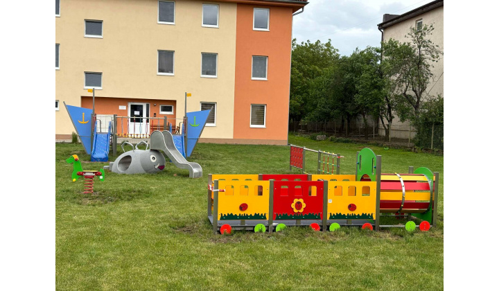 Detské ihrisko pri bytovke v obci Strážne