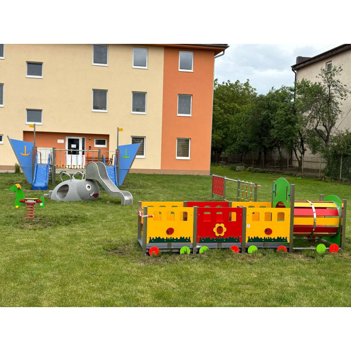 Detské ihrisko pri bytovke v obci Strážne