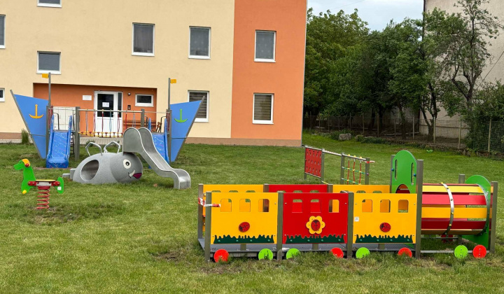 Fotka - Detské ihrisko pri bytovke v obci Strážne